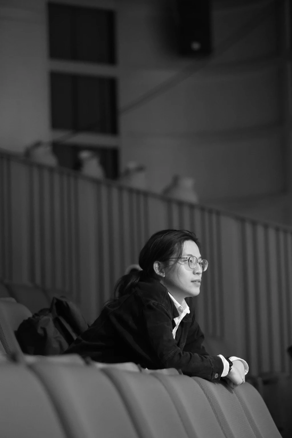 姜均倚靠音樂廳座椅專注聆聽