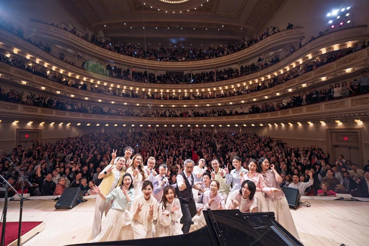 羅大佑與春龍交響樂團於紐約卡內基音樂廳演出後合影。